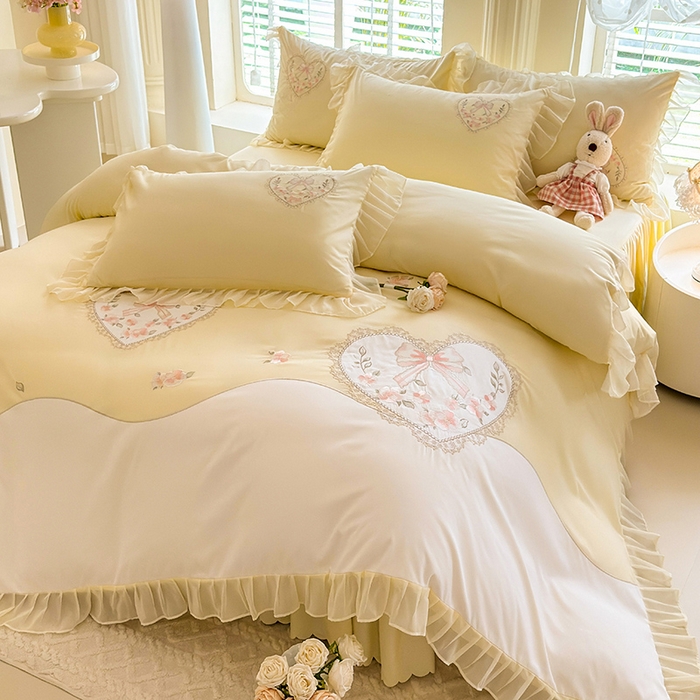 91家纺网 家纺一手货源 找家纺 慕语家纺 2025新款少女系贴布绣蕾丝花边水洗磨毛棉四件套--芳菲系列（专版花型） 芳菲-奶白