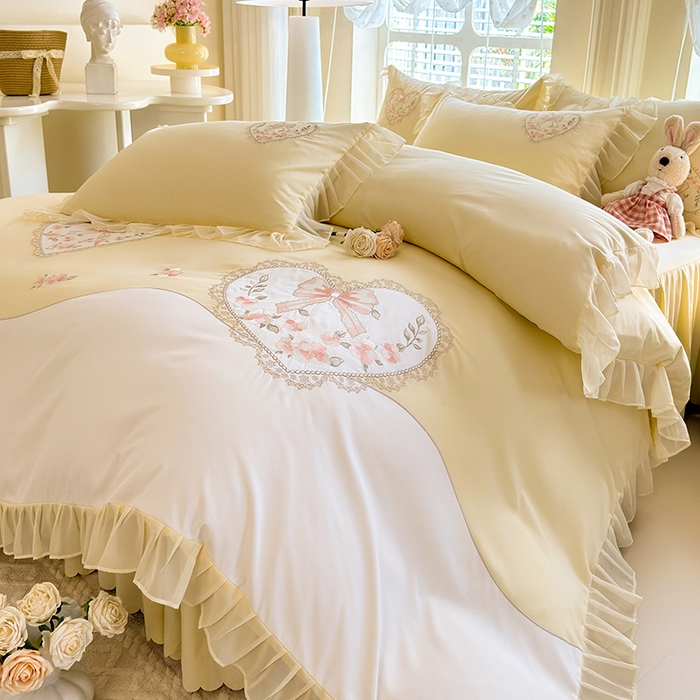 91家纺网 家纺一手货源 找家纺 慕语家纺 2025新款少女系贴布绣蕾丝花边水洗磨毛棉四件套--芳菲系列（专版花型） 芳菲-奶白