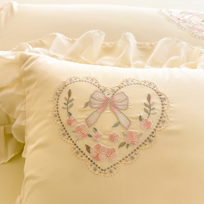 91家纺网 家纺一手货源 找家纺 慕语家纺 2025新款少女系贴布绣蕾丝花边水洗磨毛棉四件套--芳菲系列（专版花型） 芳菲-奶白