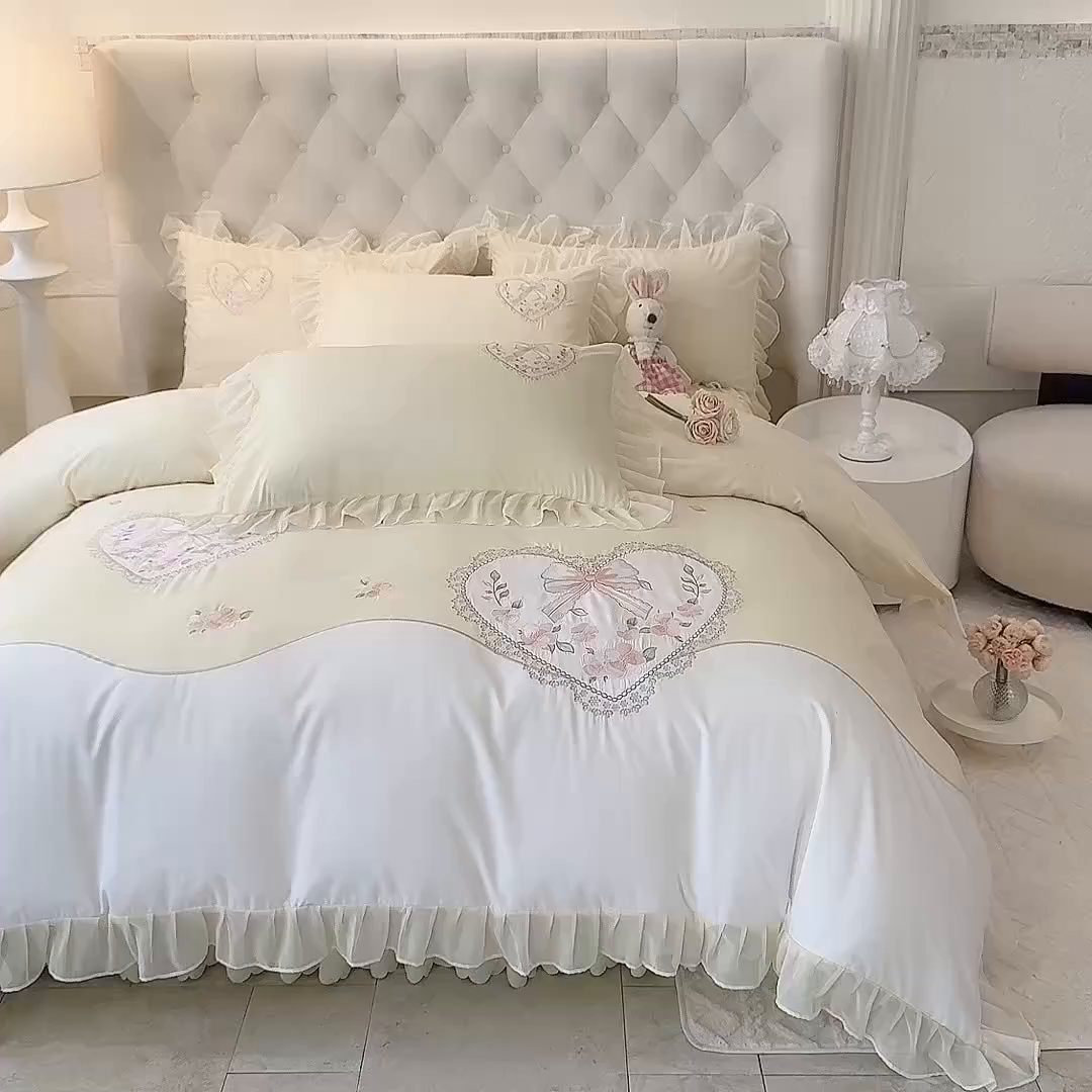 91家纺网 家纺一手货源 找家纺 慕语家纺 2025新款少女系贴布绣蕾丝花边水洗磨毛棉四件套--芳菲系列（专版花型） 芳菲-奶白