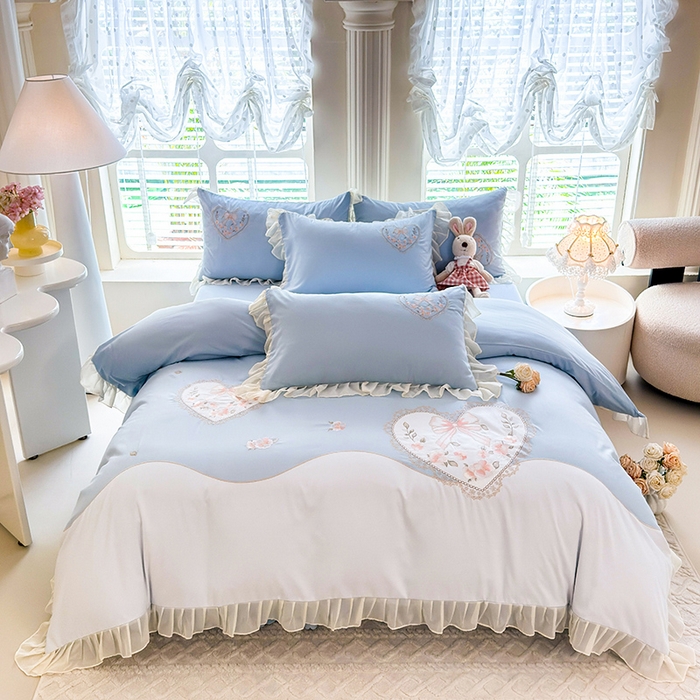 91家纺网 家纺一手货源 找家纺 慕语家纺 2025新款少女系贴布绣蕾丝花边水洗磨毛棉四件套--芳菲系列（专版花型） 芳菲-浅兰