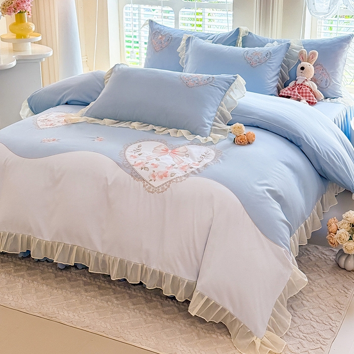 91家纺网 家纺一手货源 找家纺 慕语家纺 2025新款少女系贴布绣蕾丝花边水洗磨毛棉四件套--芳菲系列（专版花型） 芳菲-浅兰