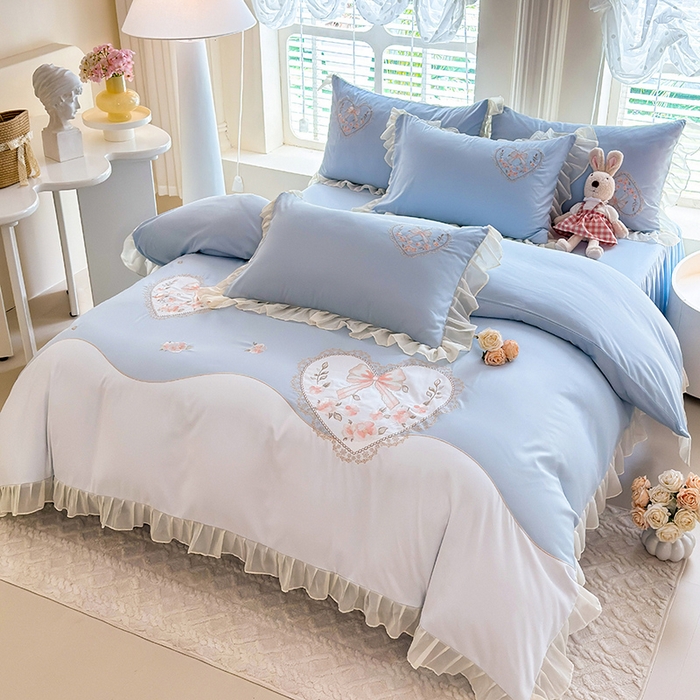 91家纺网 家纺一手货源 找家纺 慕语家纺 2025新款少女系贴布绣蕾丝花边水洗磨毛棉四件套--芳菲系列（专版花型） 芳菲-浅兰