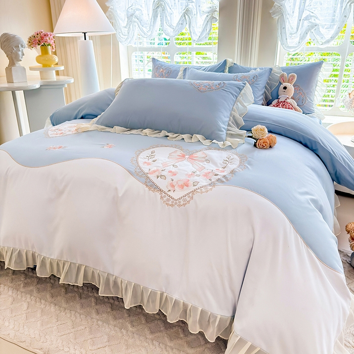 91家纺网 家纺一手货源 找家纺 慕语家纺 2025新款少女系贴布绣蕾丝花边水洗磨毛棉四件套--芳菲系列（专版花型） 芳菲-浅兰