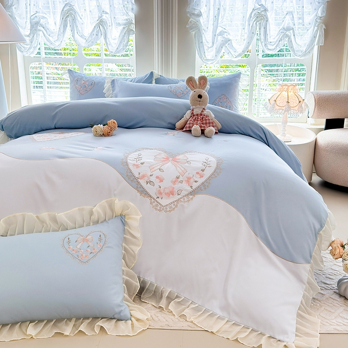 91家纺网 家纺一手货源 找家纺 慕语家纺 2025新款少女系贴布绣蕾丝花边水洗磨毛棉四件套--芳菲系列（专版花型） 芳菲-浅兰