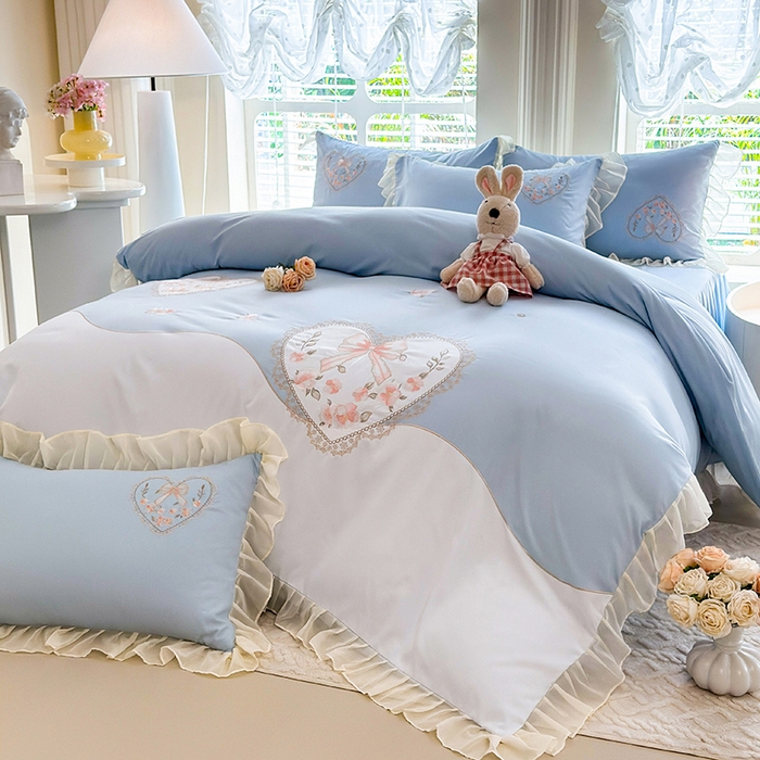 91家纺网 家纺一手货源 找家纺 慕语家纺 2025新款少女系贴布绣蕾丝花边水洗磨毛棉四件套--芳菲系列（专版花型） 芳菲-浅兰