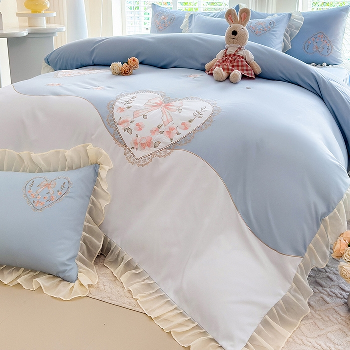 91家纺网 家纺一手货源 找家纺 慕语家纺 2025新款少女系贴布绣蕾丝花边水洗磨毛棉四件套--芳菲系列（专版花型） 芳菲-浅兰