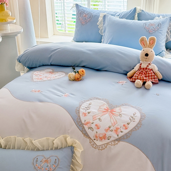 91家纺网 家纺一手货源 找家纺 慕语家纺 2025新款少女系贴布绣蕾丝花边水洗磨毛棉四件套--芳菲系列（专版花型） 芳菲-浅兰