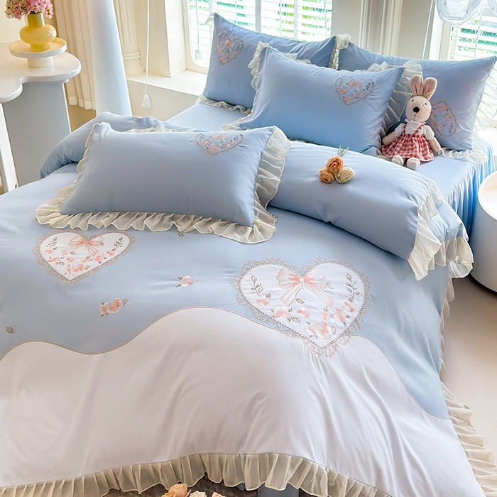 91家纺网 家纺一手货源 找家纺 慕语家纺 2025新款少女系贴布绣蕾丝花边水洗磨毛棉四件套--芳菲系列（专版花型） 芳菲-浅兰