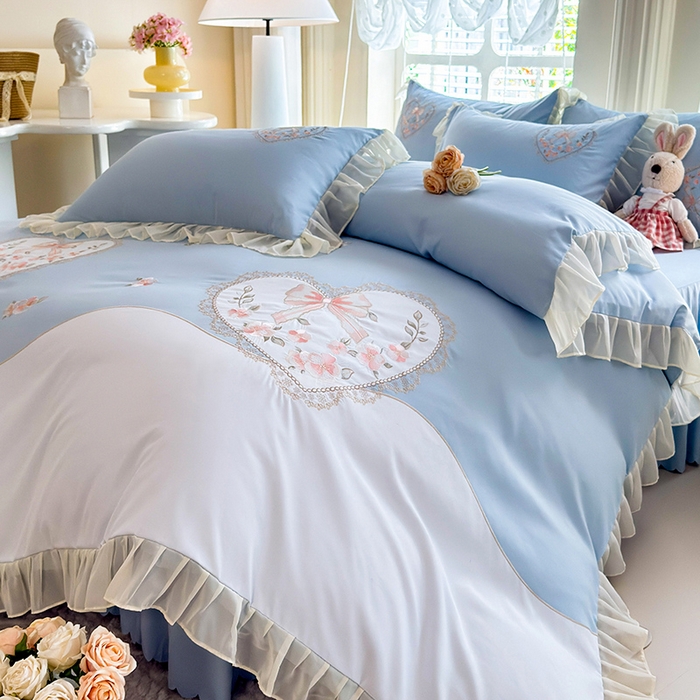 91家纺网 家纺一手货源 找家纺 慕语家纺 2025新款少女系贴布绣蕾丝花边水洗磨毛棉四件套--芳菲系列（专版花型） 芳菲-浅兰