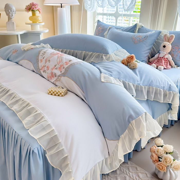 91家纺网 家纺一手货源 找家纺 慕语家纺 2025新款少女系贴布绣蕾丝花边水洗磨毛棉四件套--芳菲系列（专版花型） 芳菲-浅兰