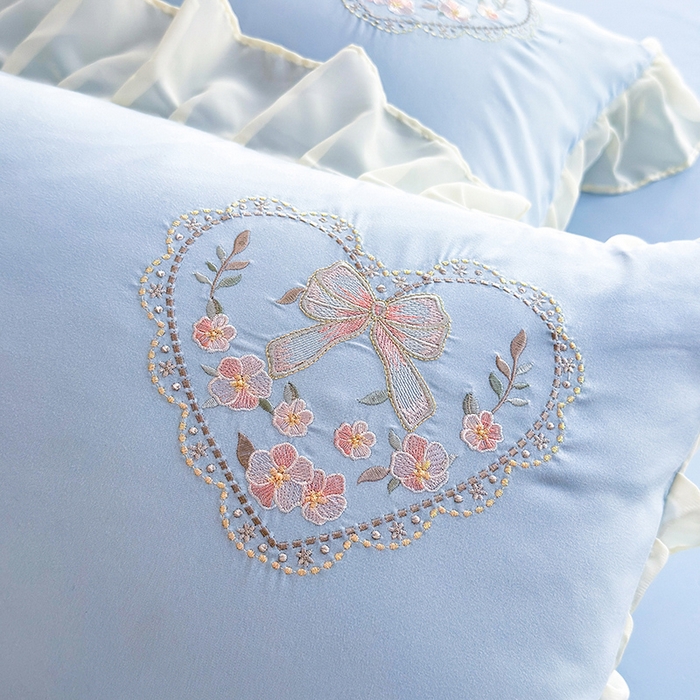 91家纺网 家纺一手货源 找家纺 慕语家纺 2025新款少女系贴布绣蕾丝花边水洗磨毛棉四件套--芳菲系列（专版花型） 芳菲-浅兰