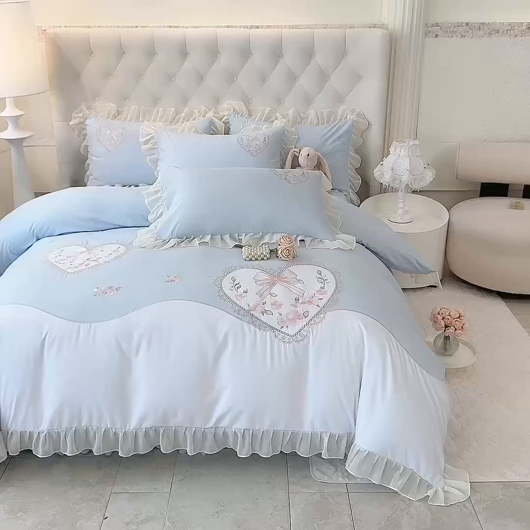 91家纺网 家纺一手货源 找家纺 慕语家纺 2025新款少女系贴布绣蕾丝花边水洗磨毛棉四件套--芳菲系列（专版花型） 芳菲-浅兰