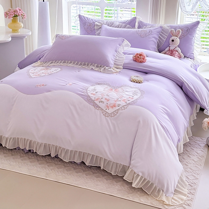 91家纺网 家纺一手货源 找家纺 慕语家纺 2025新款少女系贴布绣蕾丝花边水洗磨毛棉四件套--芳菲系列（专版花型） 芳菲-浅紫