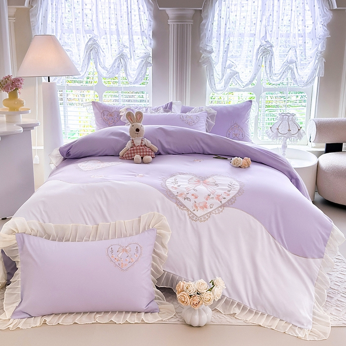 91家纺网 家纺一手货源 找家纺 慕语家纺 2025新款少女系贴布绣蕾丝花边水洗磨毛棉四件套--芳菲系列（专版花型） 芳菲-浅紫