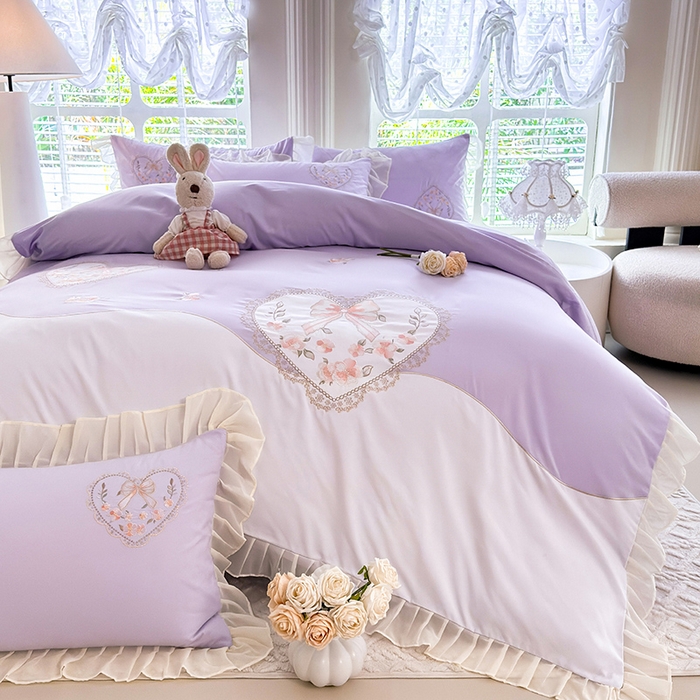 91家纺网 家纺一手货源 找家纺 慕语家纺 2025新款少女系贴布绣蕾丝花边水洗磨毛棉四件套--芳菲系列（专版花型） 芳菲-浅紫