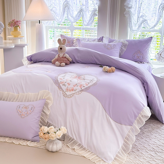 91家纺网 家纺一手货源 找家纺 慕语家纺 2025新款少女系贴布绣蕾丝花边水洗磨毛棉四件套--芳菲系列（专版花型） 芳菲-浅紫