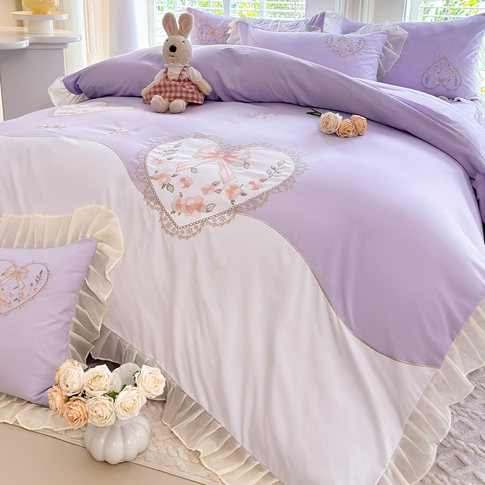 91家纺网 家纺一手货源 找家纺 慕语家纺 2025新款少女系贴布绣蕾丝花边水洗磨毛棉四件套--芳菲系列（专版花型） 芳菲-浅紫
