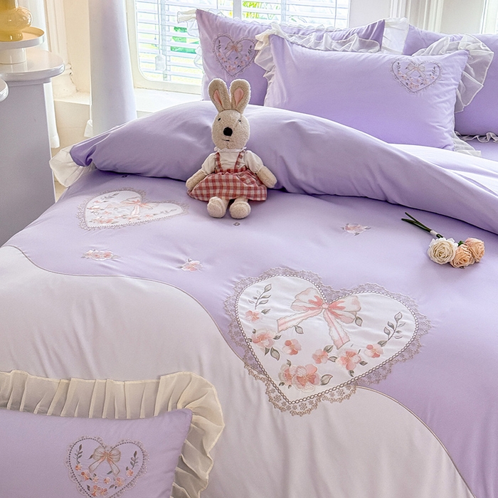 91家纺网 家纺一手货源 找家纺 慕语家纺 2025新款少女系贴布绣蕾丝花边水洗磨毛棉四件套--芳菲系列（专版花型） 芳菲-浅紫