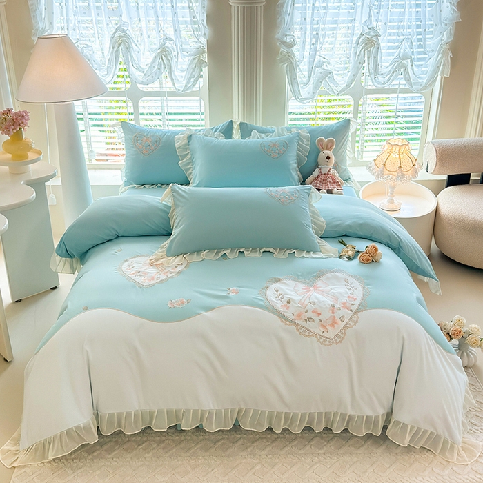 91家纺网 家纺一手货源 找家纺 慕语家纺 2025新款少女系贴布绣蕾丝花边水洗磨毛棉四件套--芳菲系列（专版花型） 芳菲-水绿