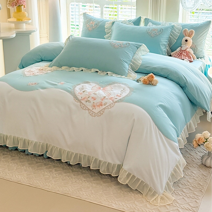 91家纺网 家纺一手货源 找家纺 慕语家纺 2025新款少女系贴布绣蕾丝花边水洗磨毛棉四件套--芳菲系列（专版花型） 芳菲-水绿