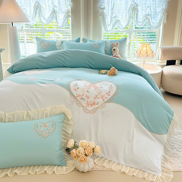 91家纺网 家纺一手货源 找家纺 慕语家纺 2025新款少女系贴布绣蕾丝花边水洗磨毛棉四件套--芳菲系列（专版花型） 芳菲-水绿