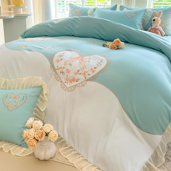 91家纺网 家纺一手货源 找家纺 慕语家纺 2025新款少女系贴布绣蕾丝花边水洗磨毛棉四件套--芳菲系列（专版花型） 芳菲-水绿