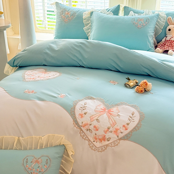 91家纺网 家纺一手货源 找家纺 慕语家纺 2025新款少女系贴布绣蕾丝花边水洗磨毛棉四件套--芳菲系列（专版花型） 芳菲-水绿