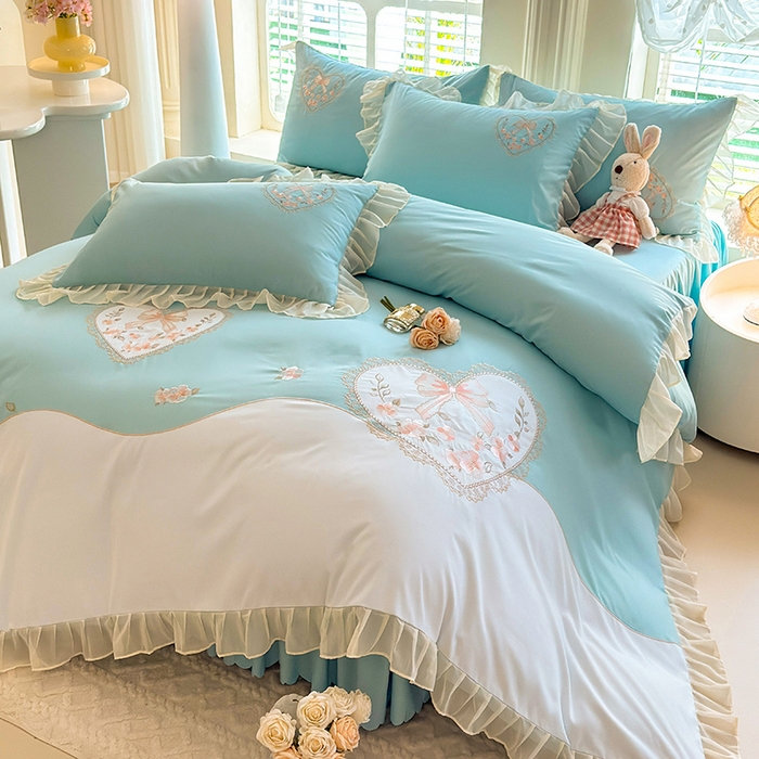 91家纺网 家纺一手货源 找家纺 慕语家纺 2025新款少女系贴布绣蕾丝花边水洗磨毛棉四件套--芳菲系列（专版花型） 芳菲-水绿