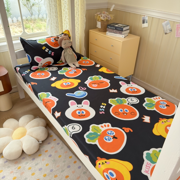 91家纺网 家纺一手货源 找家纺 乐居坊 2025新款开学季亲肤棉透气印花芦荟棉四件套（宿舍床） 胡萝卜兵