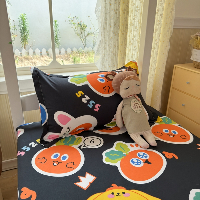 91家纺网 家纺一手货源 找家纺 乐居坊 2025新款开学季亲肤棉透气印花芦荟棉四件套（宿舍床） 胡萝卜兵