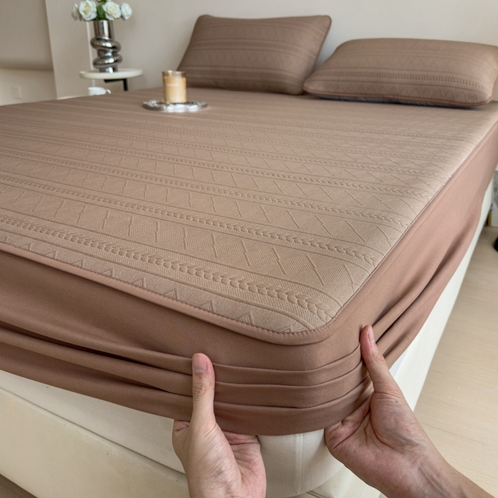 91家纺网 家纺一手货源 找家纺 莱家富 2025新款A类柔感彩绒棉夹棉床笠三件套床笠单件单床笠-素菱笺系列 素菱笺-栗壳咖