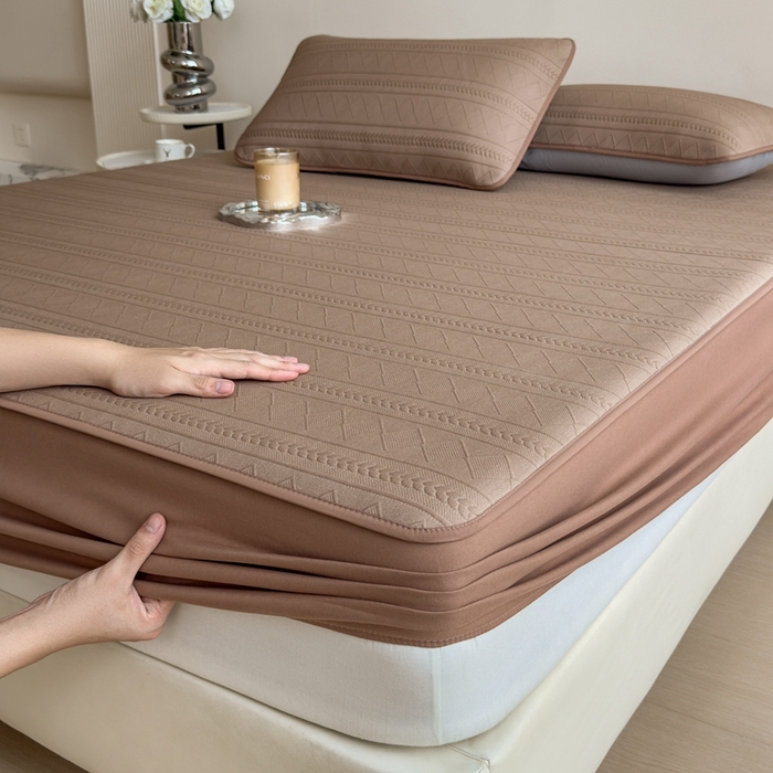 91家纺网 家纺一手货源 找家纺 莱家富 2025新款A类柔感彩绒棉夹棉床笠三件套床笠单件单床笠-素菱笺系列 素菱笺-栗壳咖