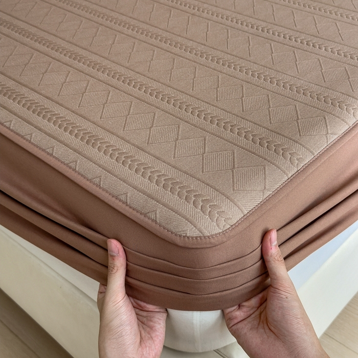 91家纺网 家纺一手货源 找家纺 莱家富 2025新款A类柔感彩绒棉夹棉床笠三件套床笠单件单床笠-素菱笺系列 素菱笺-栗壳咖