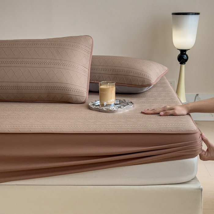 91家纺网 家纺一手货源 找家纺 莱家富 2025新款A类柔感彩绒棉夹棉床笠三件套床笠单件单床笠-素菱笺系列 素菱笺-栗壳咖