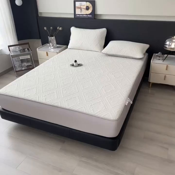 91家纺网 家纺一手货源 找家纺 莱家富 2025新款A类柔感彩绒棉夹棉床垫三件套单床垫-菱影蔓花系列 菱影蔓花-珠光白床垫