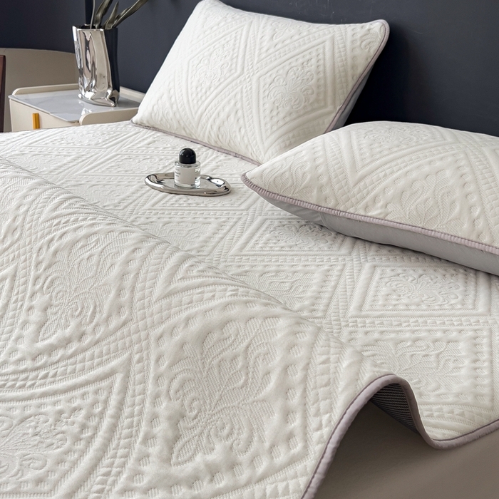 91家纺网 家纺一手货源 找家纺 （总）莱家富 2025新款A类柔感彩绒棉夹棉床垫三件套单床垫-菱影蔓花系列