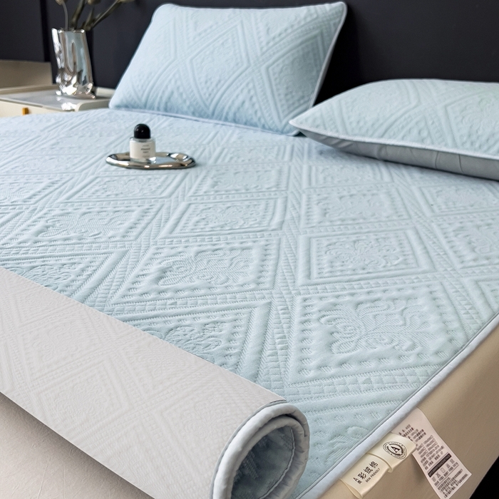 91家纺网 家纺一手货源 找家纺 莱家富 2025新款A类柔感彩绒棉夹棉床垫三件套单床垫-菱影蔓花系列 菱影蔓花-淡雅蓝床垫