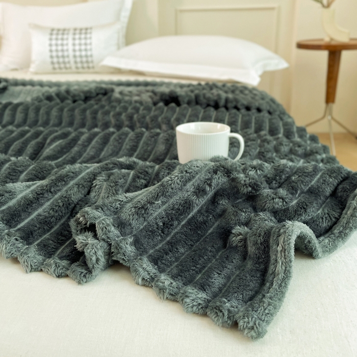 91家纺网 家纺一手货源 找家纺 安琪家纺 2025新款280克直播爆品兔毛绒高克重多功能抽条毛毯盖毯午睡毯跨境外贸 深灰