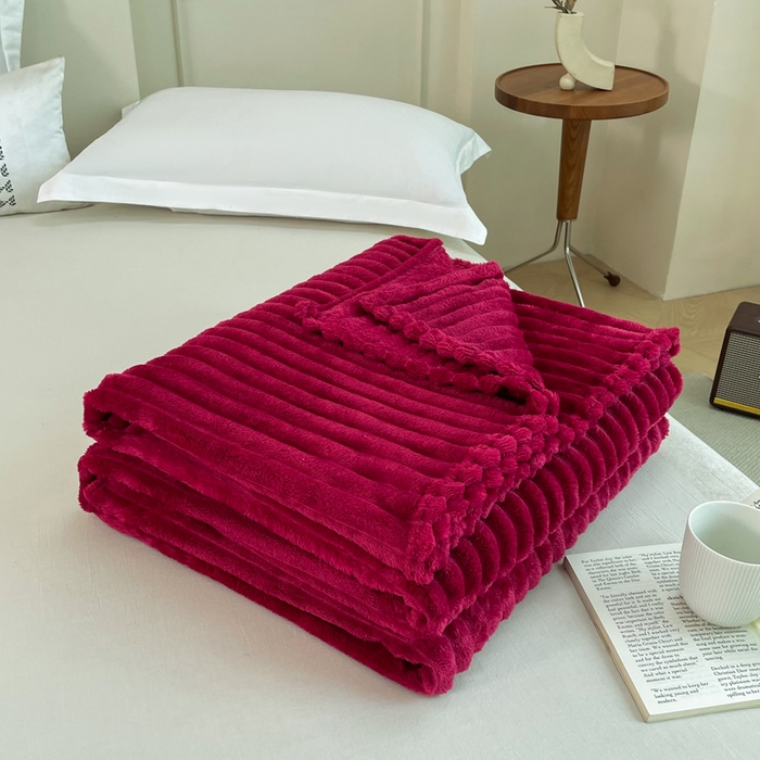 91家纺网 家纺一手货源 找家纺 安琪家纺 2025新款280克直播爆品兔毛绒高克重多功能抽条毛毯盖毯午睡毯跨境外贸 酒红