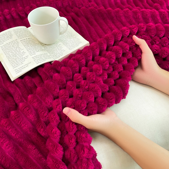 91家纺网 家纺一手货源 找家纺 安琪家纺 2025新款280克直播爆品兔毛绒高克重多功能抽条毛毯盖毯午睡毯跨境外贸 酒红