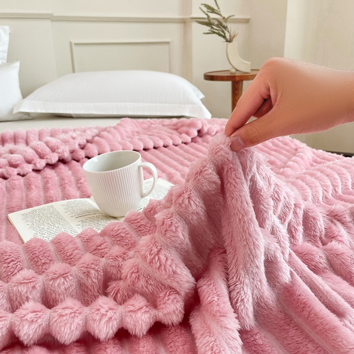 91家纺网 家纺一手货源 找家纺 安琪家纺 2025新款280克直播爆品兔毛绒高克重多功能抽条毛毯盖毯午睡毯跨境外贸 粉色