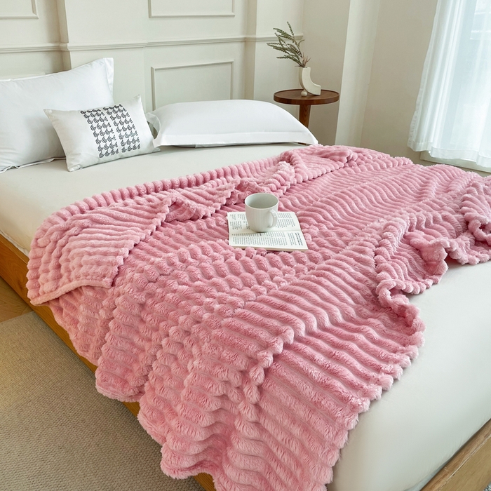91家纺网 家纺一手货源 找家纺 安琪家纺 2025新款280克直播爆品兔毛绒高克重多功能抽条毛毯盖毯午睡毯跨境外贸 粉色