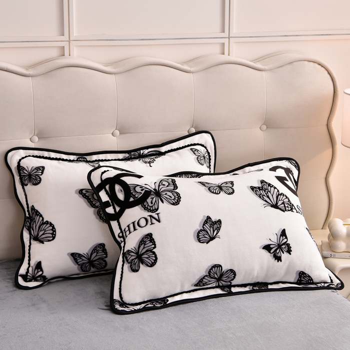 91家纺网 家纺一手货源 找家纺 绒宴 2025新款8.5斤牛奶绒金貂法莱绒床裙款保暖四件套 初遇