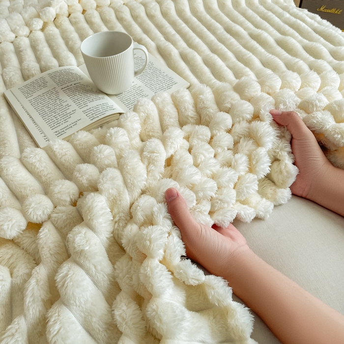 91家纺网 家纺一手货源 找家纺 安琪家纺 2025新款280克直播爆品兔毛绒高克重多功能抽条毛毯盖毯午睡毯跨境外贸 奶白