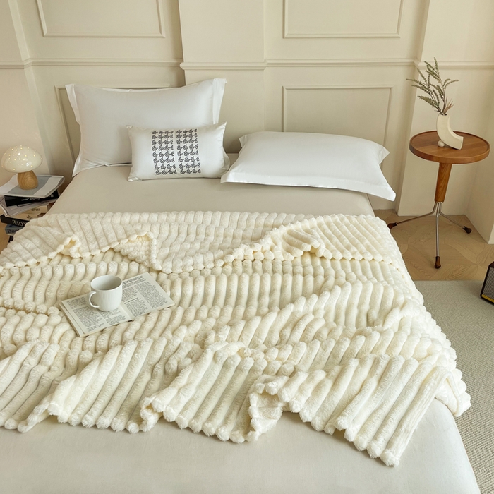 91家纺网 家纺一手货源 找家纺 安琪家纺 2025新款280克直播爆品兔毛绒高克重多功能抽条毛毯盖毯午睡毯跨境外贸 奶白