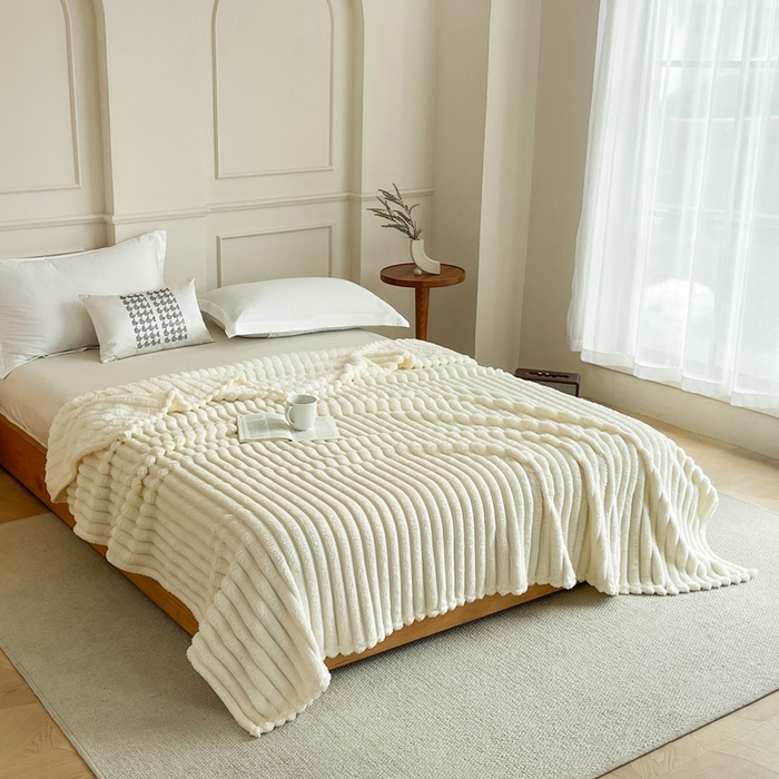 91家纺网 家纺一手货源 找家纺 安琪家纺 2025新款280克直播爆品兔毛绒高克重多功能抽条毛毯盖毯午睡毯跨境外贸 奶白