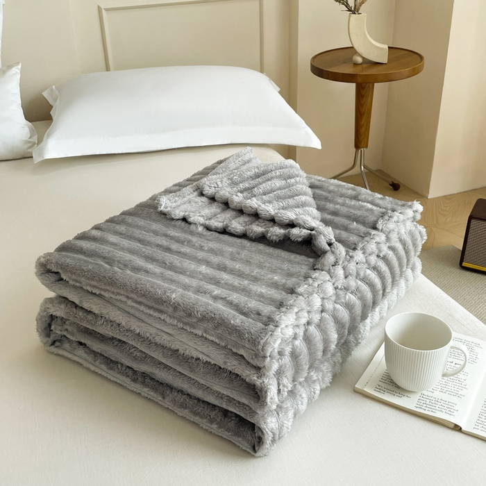 91家纺网 家纺一手货源 找家纺 安琪家纺 2025新款280克直播爆品兔毛绒高克重多功能抽条毛毯盖毯午睡毯跨境外贸 浅灰