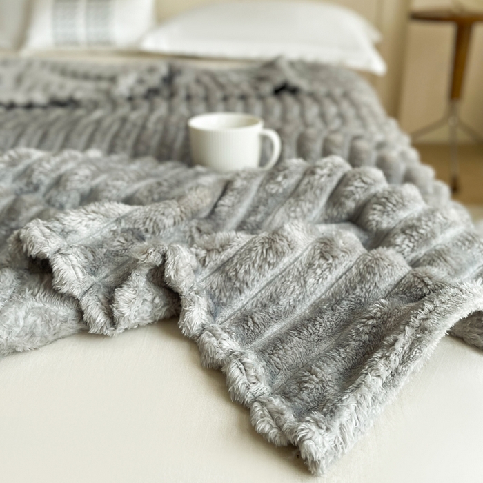 91家纺网 家纺一手货源 找家纺 安琪家纺 2025新款280克直播爆品兔毛绒高克重多功能抽条毛毯盖毯午睡毯跨境外贸 浅灰
