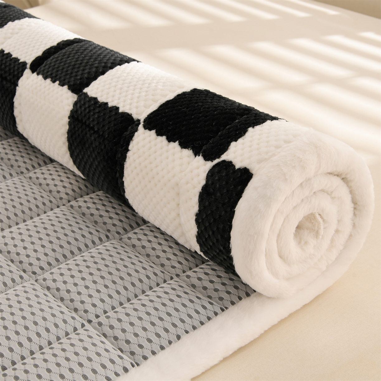 91家纺网 家纺一手货源 找家纺 云木里 2025新款豆豆绒床垫床褥床护垫 黑白